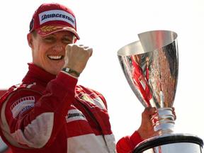 Michael Schumacher segura troféu enquanto comemora vitória
