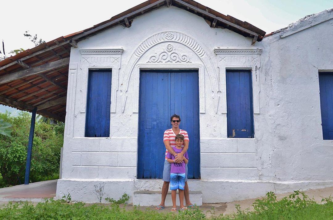 Bruno com o filho mais velho, João, em frente a casa onde Chico Anysio viveu, em Maranguape
