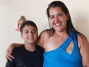 Gustavo, menino que conseguiu retificar o nome na certidão, e sua mãe Amanda Alencar