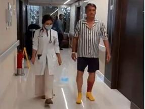 Bolsonaro posta vídeo andando no hospital após ser internado