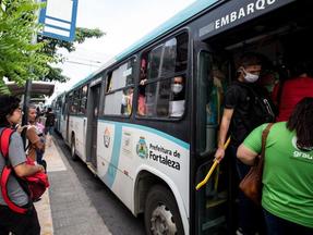 Passageiros embarcam em ônibus de Fortaleza
